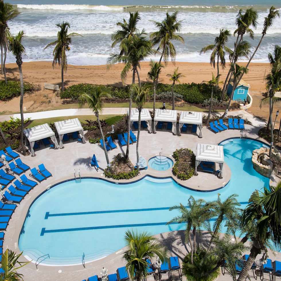 In the photo, the swimming pool of the Wyndham Grand Río Mar Beach Resort in Río Grande, located in the eastern region, which has accumulated most of the hotel reservations for this long weekend.