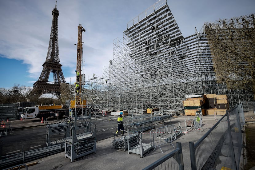 ARCHIVO - Trabajadores construyen gradas para los venideros Juegos Olímpicos en el Campo de Marte, justo al lado de la Torre Eiffel, en París, el 1 de abril de 2024.