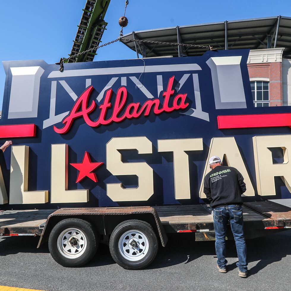 Foto del 6 de abril del 2021, trabajadores cargan un letrero del Juego de Estrellas a un trailer para retirarlo del Truist Park en Atlanta.