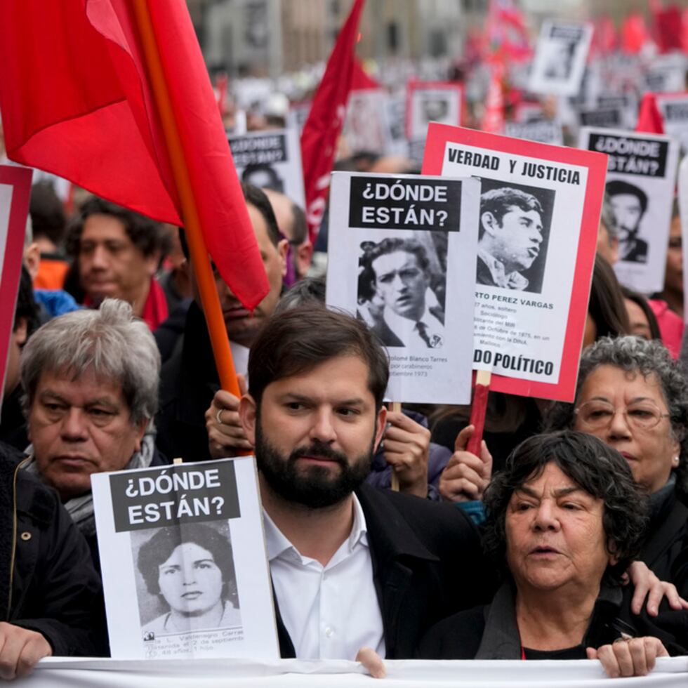 El presidente de Chile, Gabriel Boric, en el centro, participa en una manifestación que conmemora el 50 aniversario de un golpe militar liderado por el general Augusto Pinochet frente al palacio presidencial de La Moneda en Santiago, Chile.