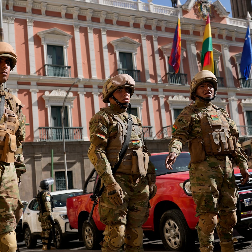 Un grupo de soldados frente a la sede gubernamental.