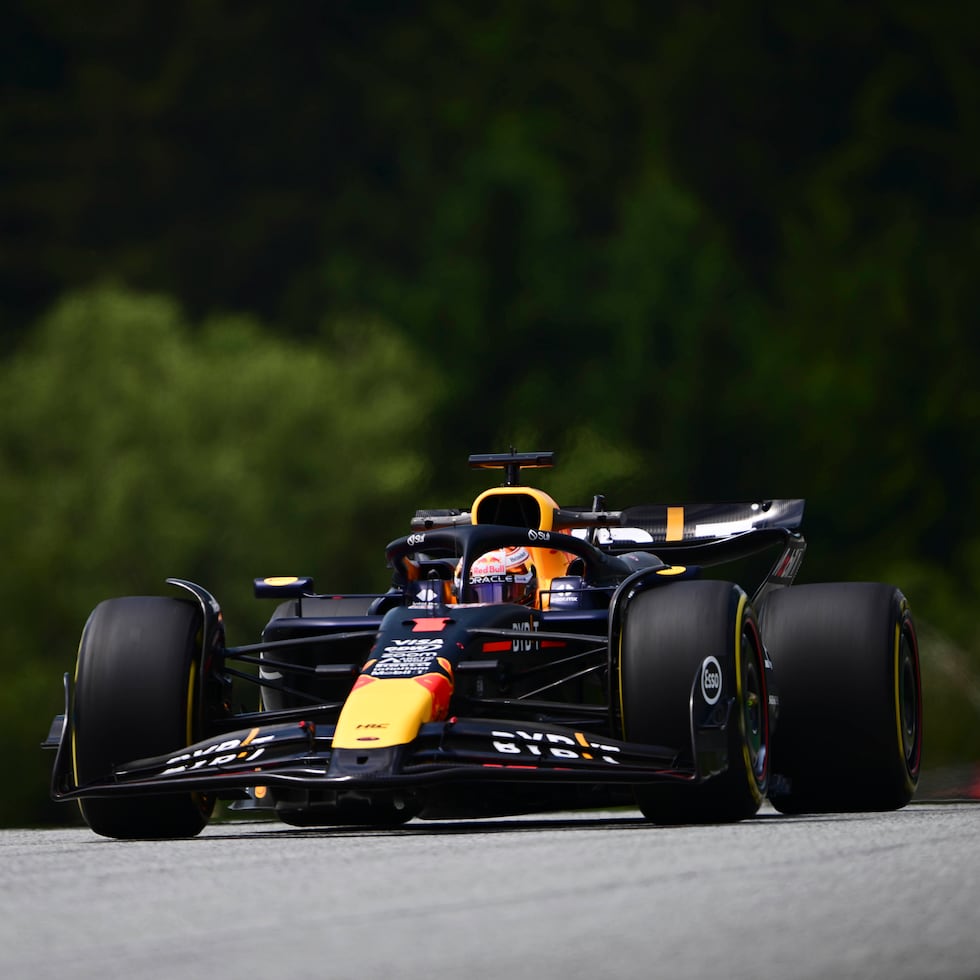 El piloto de Red Bull Max Verstappen maniobra su vehículo durante la sesión de práctica en el Gran Premio de Austria.