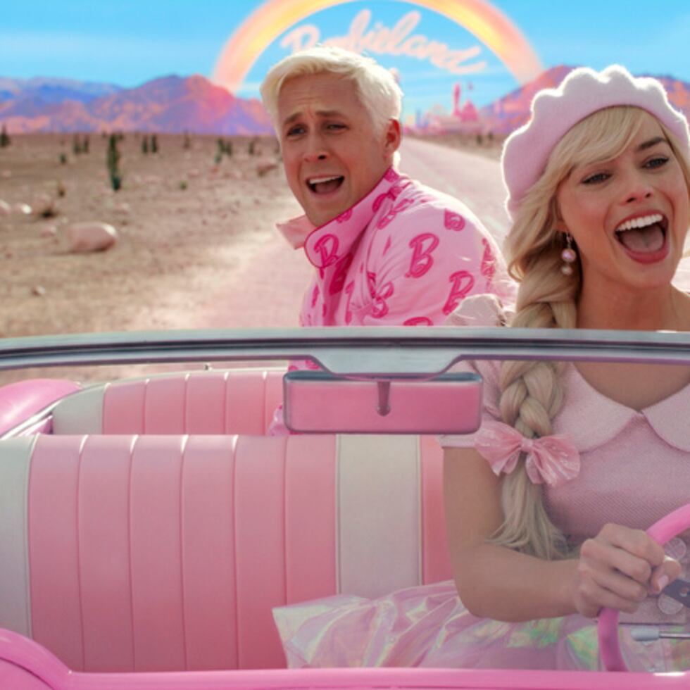 Ryan Gosling y Margot Robbie en una escena de "Barbie" en una imagen proporcionada por Warner Bros. Pictures.