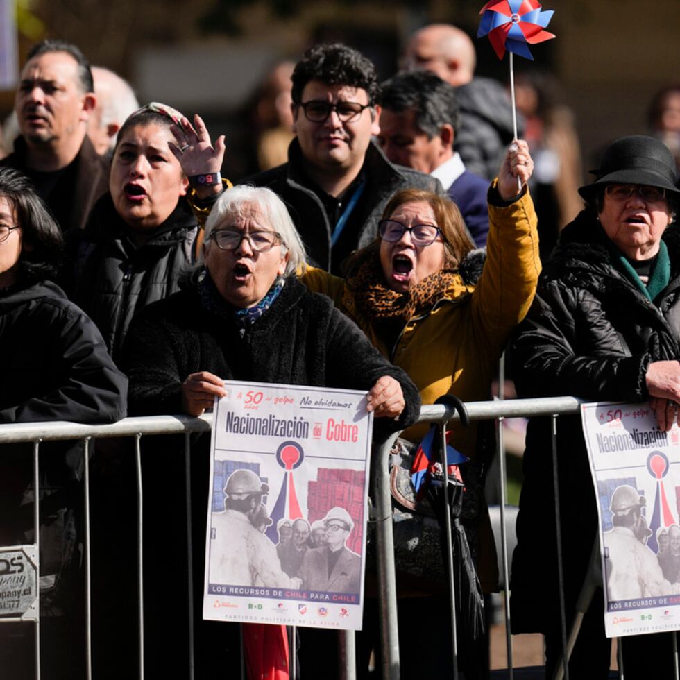 Personas asisten a una ceremonia frente al palacio presidencial de La Moneda para conmemorar el 50 aniversario del golpe militar de 1973 que derrocó al gobierno del fallecido presidente Salvador Allende.
