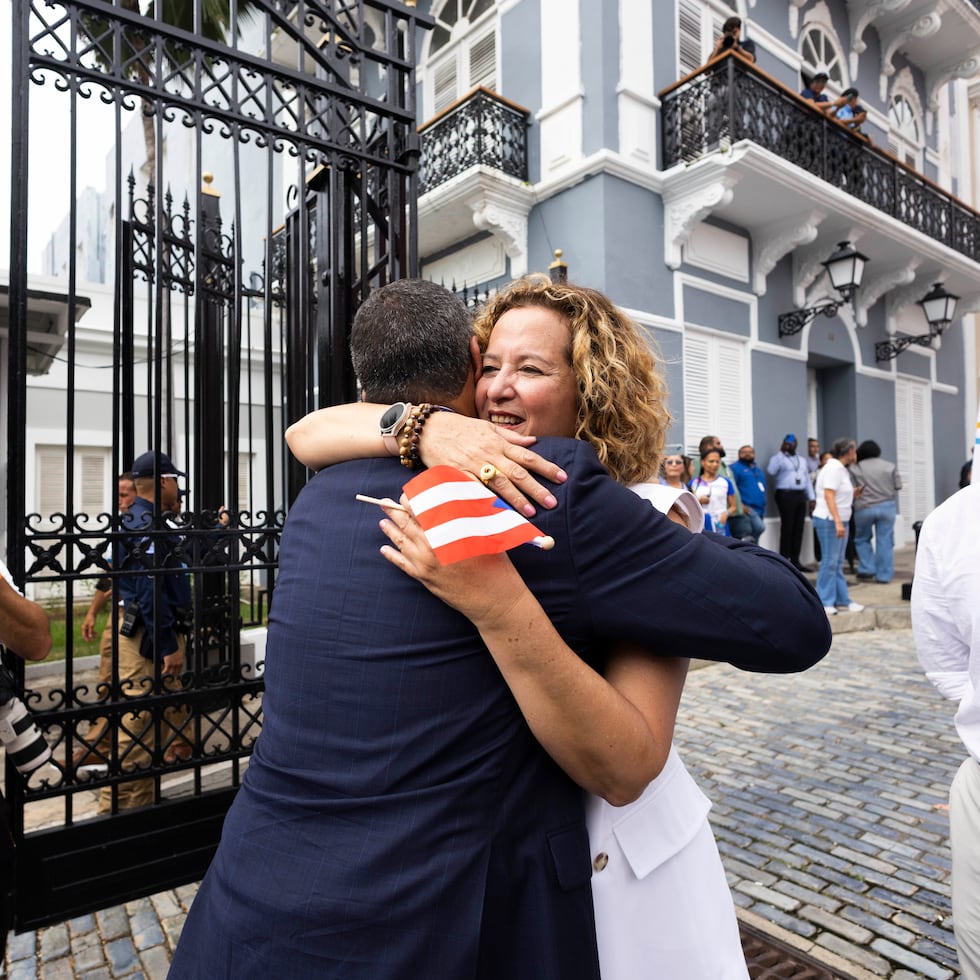 Sara Rosario se funde en un abrazo con el gobernador Pedro Pierluisi a su llegada a La Fortaleza para el abanderamiento de la delegación nacional a los Juegos Olímpicos de París 2024.