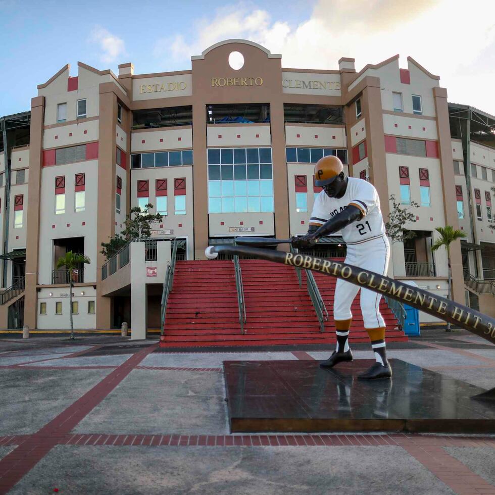 Una estatua de Roberto Clemente adorna la entrada del Estadio Roberto Clemente Walker en Carolina.