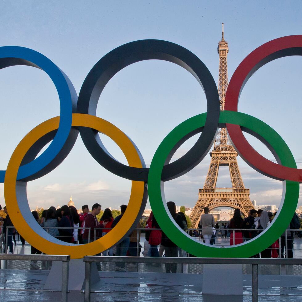 Vista de unos anillos olímpicos instalados en la plaza Trocadero con vista a la Torre Eiffel en París.