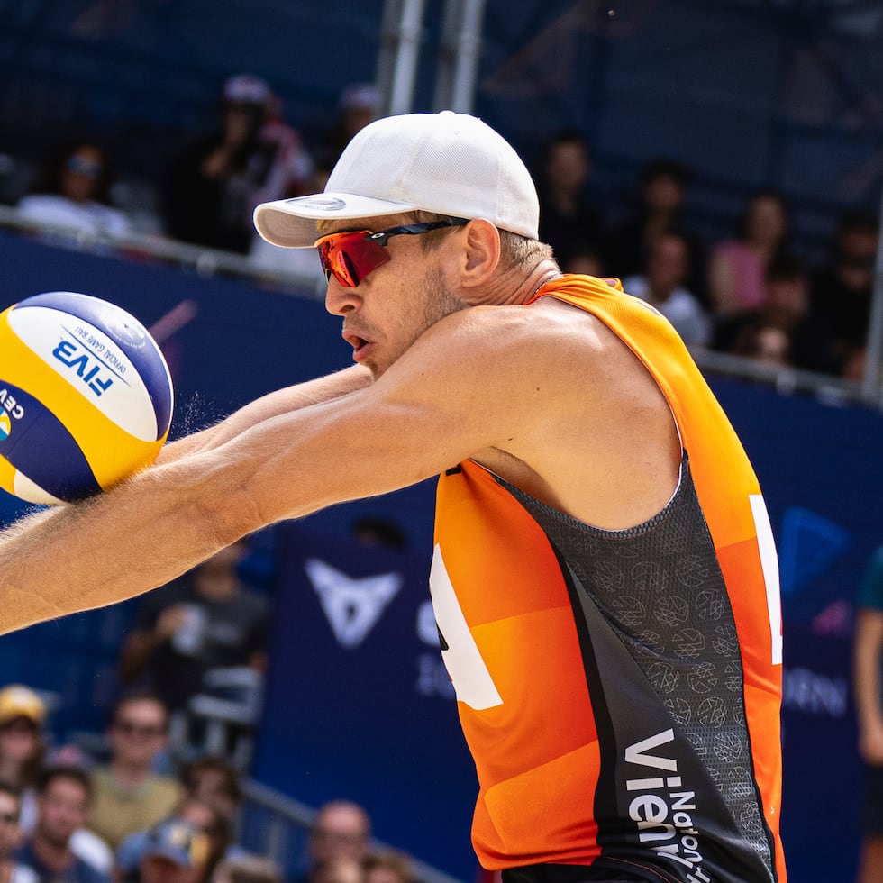 El holandés Steven van de Velde compitió en la Copa de Viena 2022 de Voleibol de Playa.