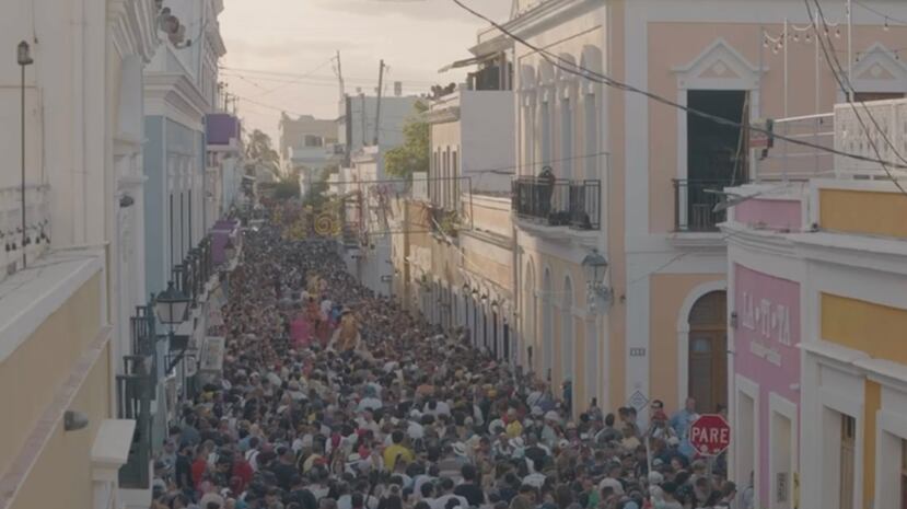 El documental presenta la historia de las Fiestas de la Calle San Sebastián a través de entrevistas con expertos, residentes del Viejo San Juan y material audiovisual de archivo.