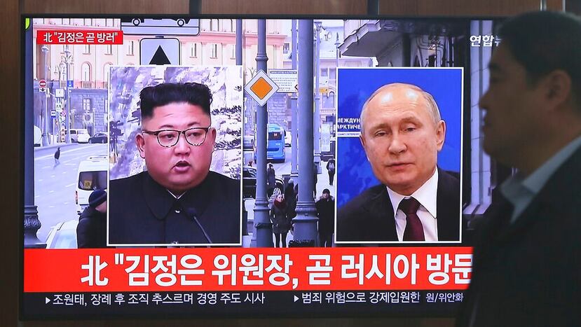 Una pantalla de televisión emite imágenes del líder de Corea del Norte, Kim Jong-un (izquierda), y del presidente de Rusia, Vladimir Putin (derecha). (AP)