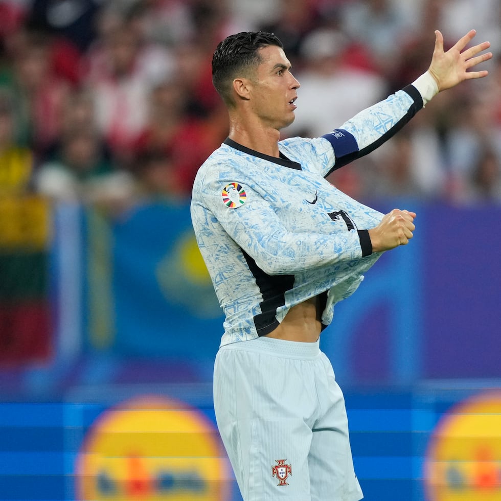 Cristiano Ronaldo, de la selección de Portugal, reclama una supuesta falta durante un partido ante Georgia en la Eurocopa el miércoles, 26 de junio de 2024.