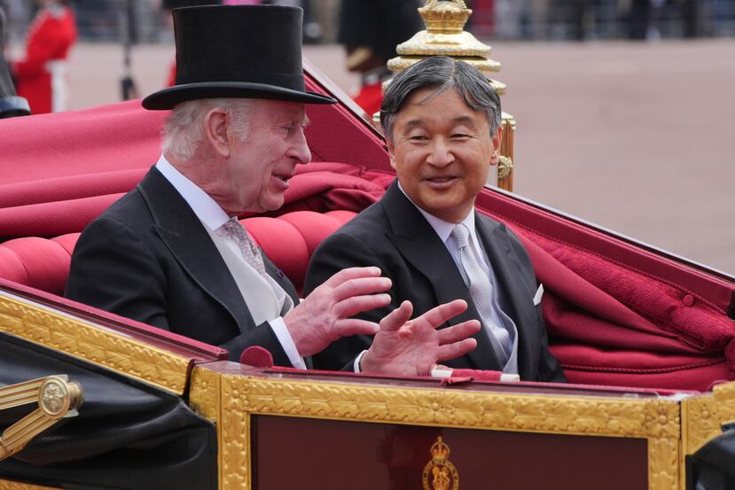 El Rey Charles III y el emperador Nahurito en el carruaje de camino al Buckingham Palace.