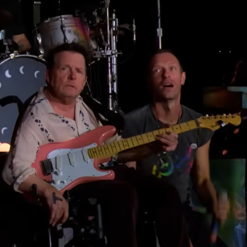 Michael J. Fox, a la izquierda, apareció en tarima en el Festival Glastonbury, en Inglaterra, junto con los integrantes de la banda de rock Coldplay, incluyendo su vocalista Chris Martin, a la derecha.