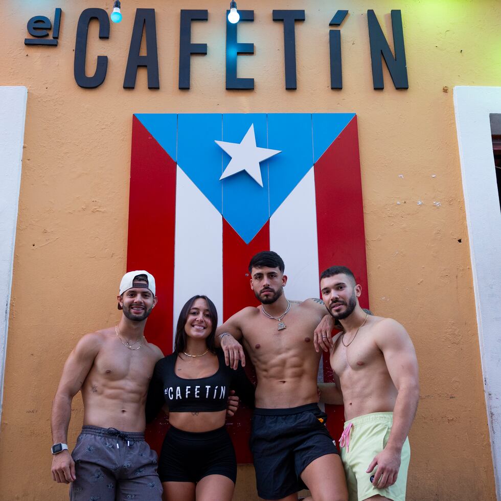 Parte del equipo de El Cafetín, John López, bartender; Keishla Pantojas, gerente del negocio; Luis Yamil La Torre, bartender y Arnaldo Moreno Berrios, bartender.