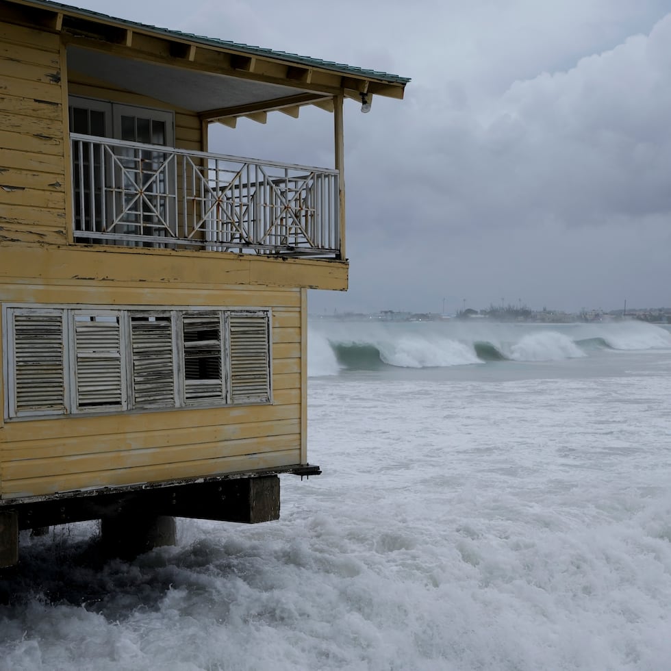 Las olas de la marejada ciclónica asociada al huracán Beryl golpean una estructura en Bridgetown, en Barbados.