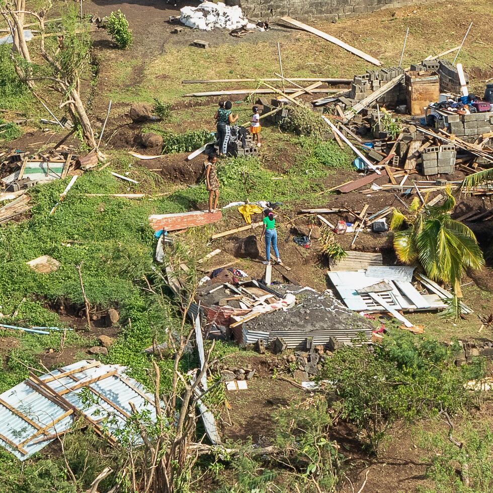 Familiares revisan su vivienda destrozada por el paso del huracán Beryl, en Ottley Hall, en San Vicente y las Granadinas.