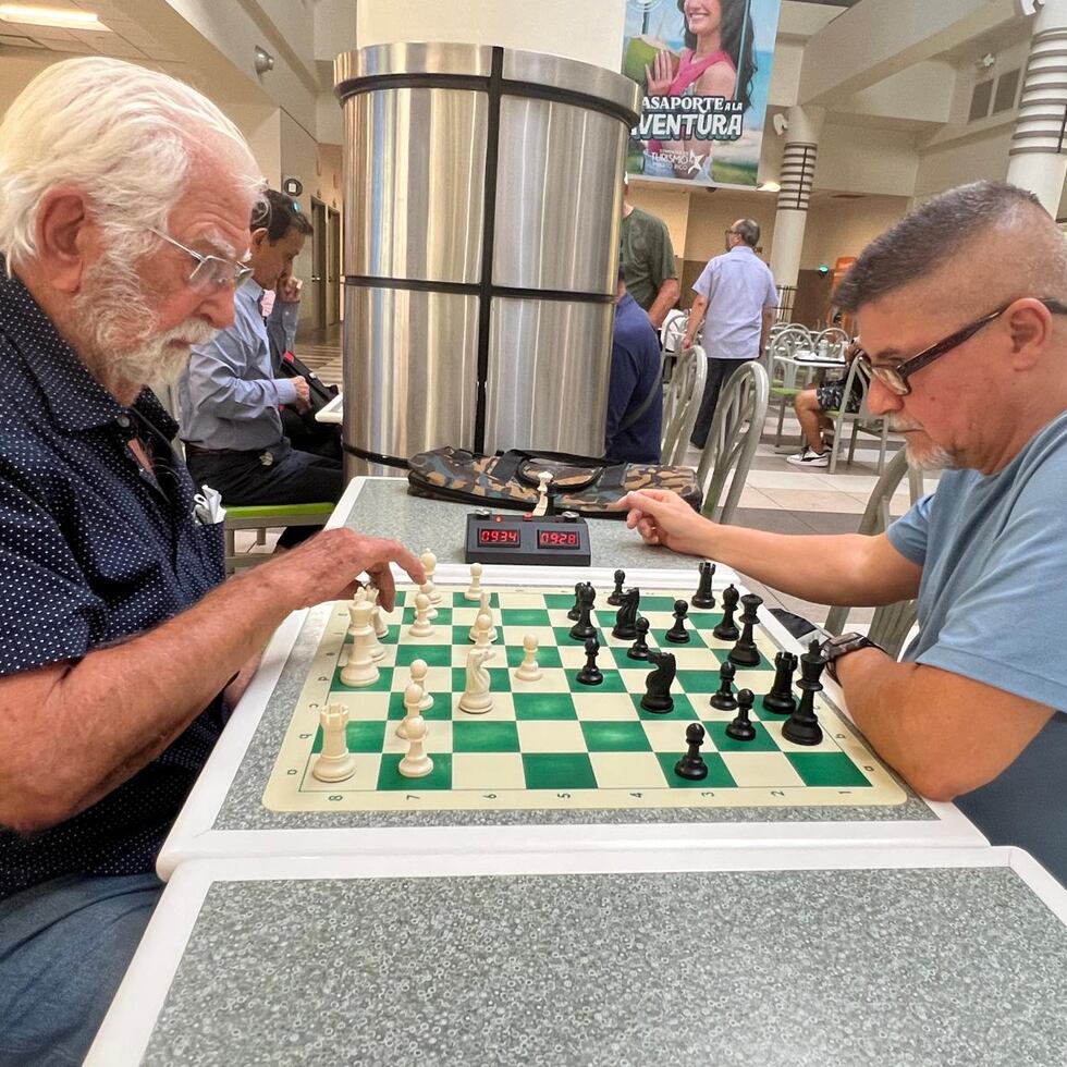 En pleno juego, la pareja integrada por Félix Peña Castro, de 62 años, y Marcelino Orro, de 88, es todo concentración.