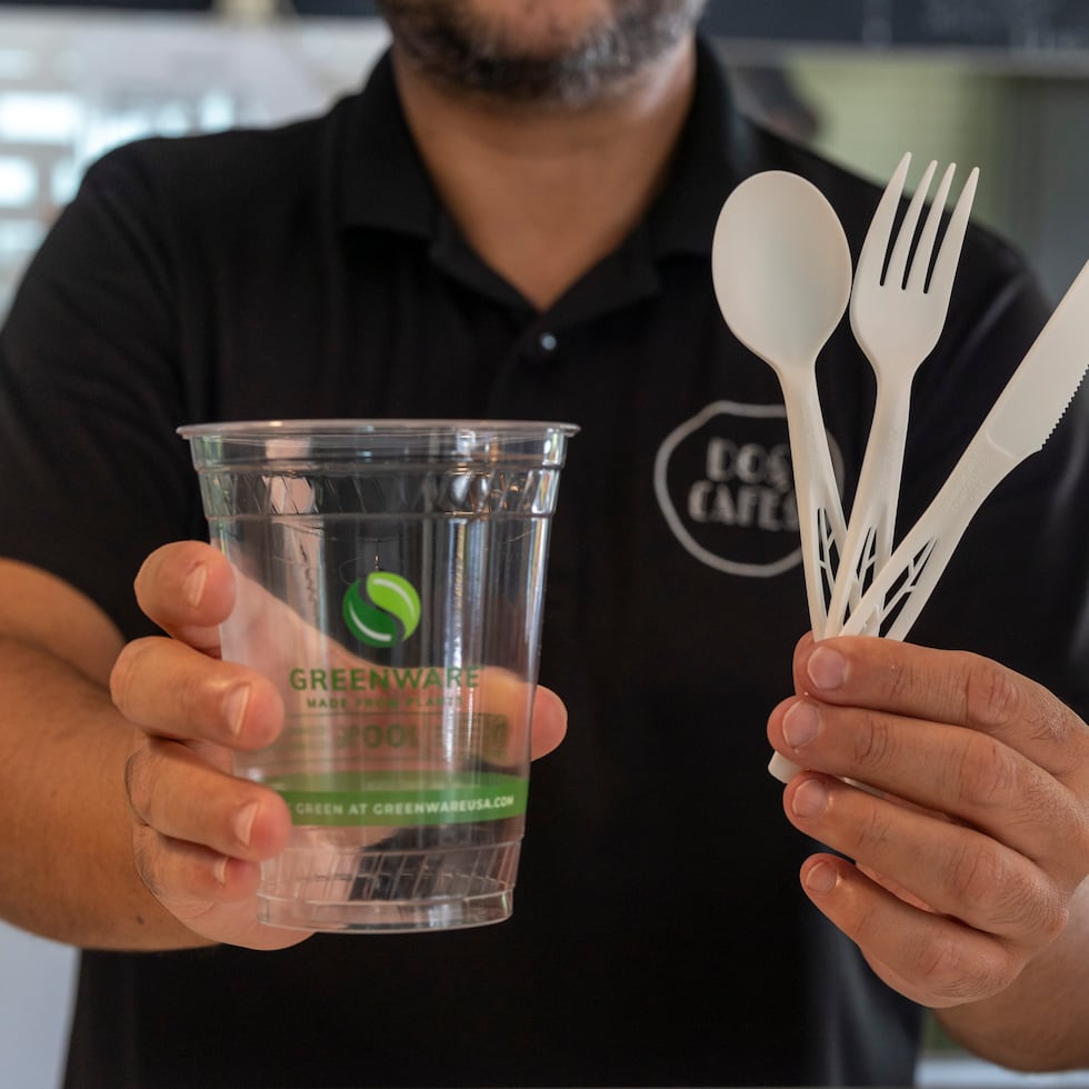 In the case of Carlos Martínez, one of the owners of Dos Cafés, in San Juan, although he still has an inventory of single-use plastics, the cafeteria has been able to replace most of the utensils with compostable ones.