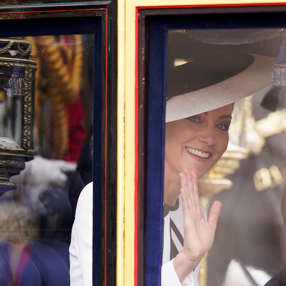 Kate y sus hijos, el príncipe George, la princesa Charlotte y el príncipe Louis, se dirigen al desfile en honor a Charles III en un carruaje tirado por caballos.