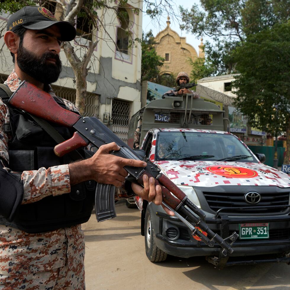 Soldados paramilitares montan guardia a un lado de la carretera para prestar seguridad antes de las elecciones parlamentarias del 8 de febrero de Karachi, Pakistán, el miércoles 7 de febrero de 2024.