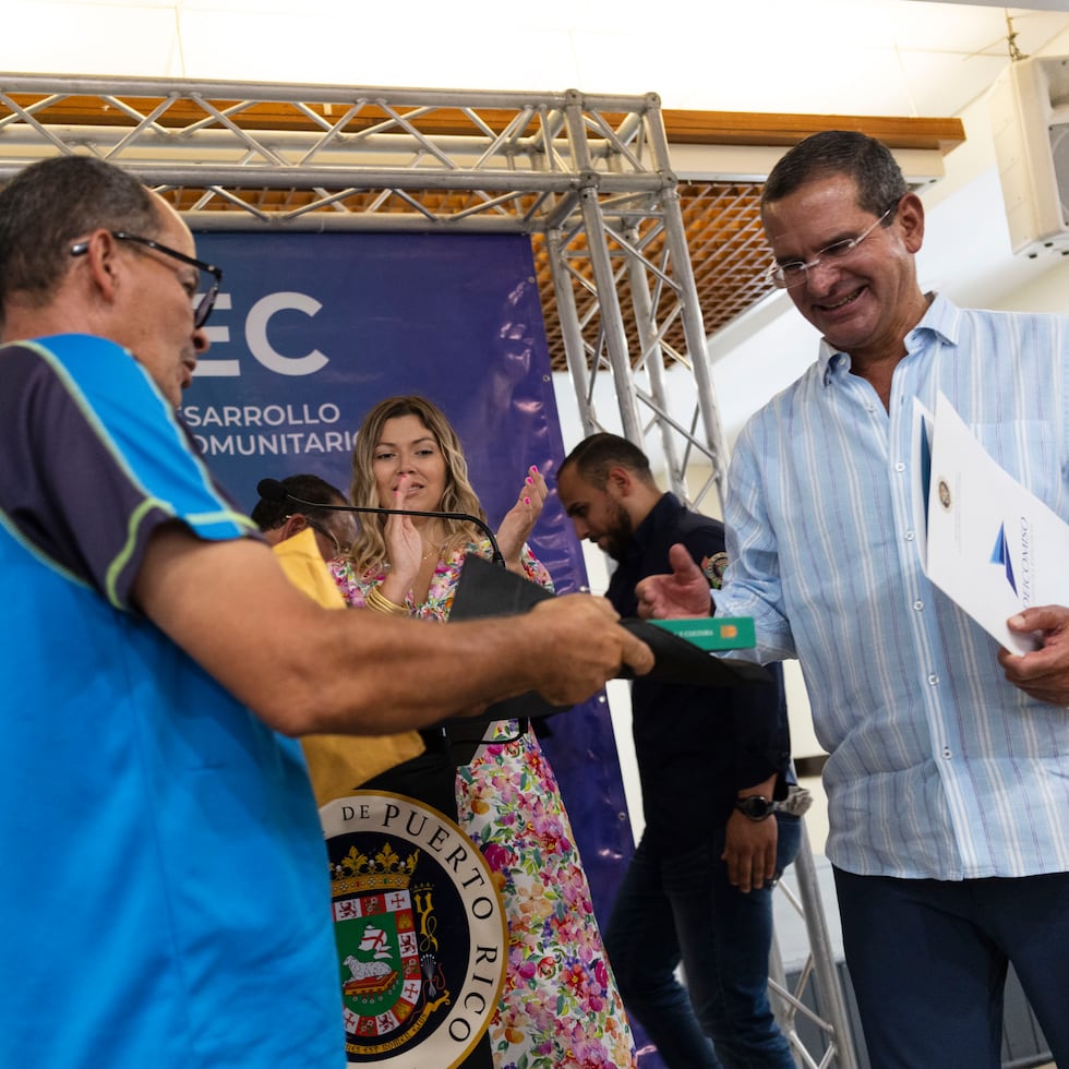 El gobernador Pedro Pierluisi (derecha) entregó este miércoles títulos de propiedad junto al alcalde de Dorado, Carlos Lopez.