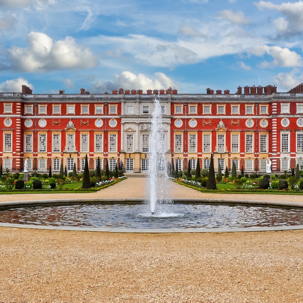 En “Bridgerton”, Hampton Court Palace es el hogar de la reina Charlotte y el rey George. Norwegian Cruise Line Blog