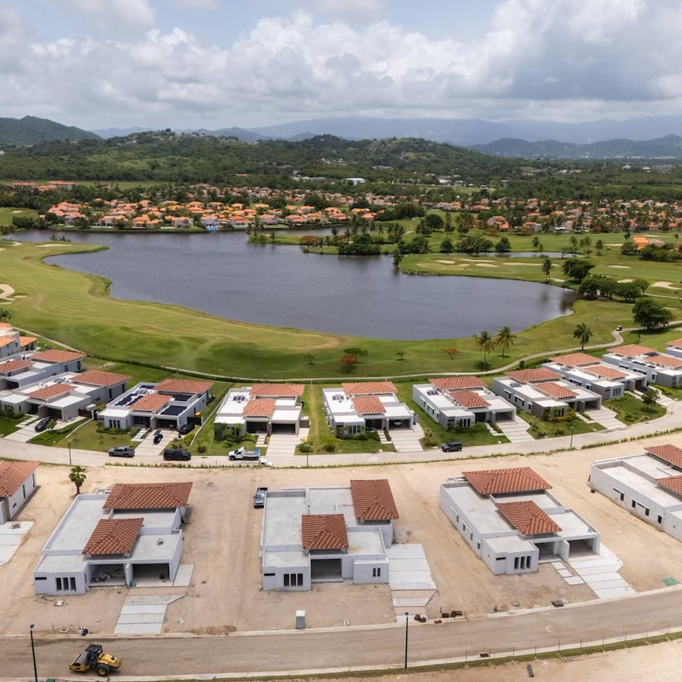 Vista aérea de cómo progresa la construcción de Los Lagos, que actualmente es el único proyecto residencial nuevo dentro de Palmas del Mar, en Humacao.