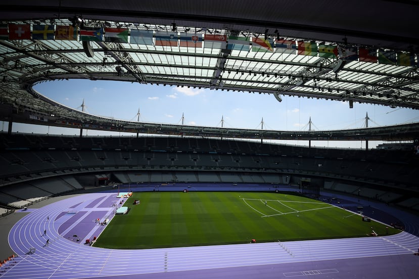 La pista del Stade de France se distingue por color morado.
