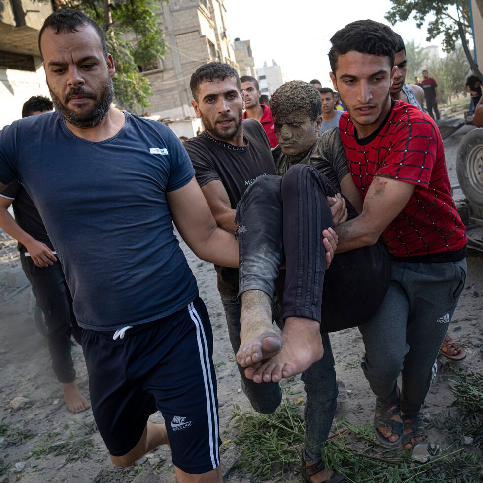 Palestinos llevan a un herido en un ataque aéreo israelí en Khan Younis, en la Franja de Gaza, el lunes 16 de octubre de 2023. (AP Foto/Fatima Shbair)
