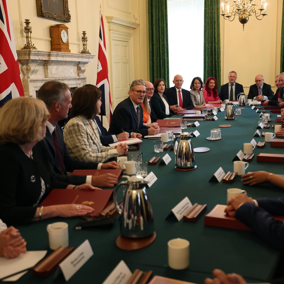 El nuevo primer ministro británico, Keir Starmer, preside este sábado la primera reunión de su gobierno.