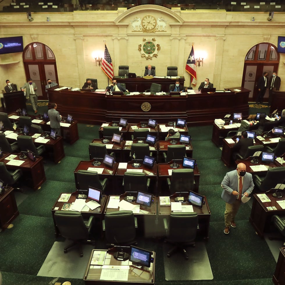 Legisladores discuten hoy el presupuesto en el hemiciclo de la Cámara de Representantes.