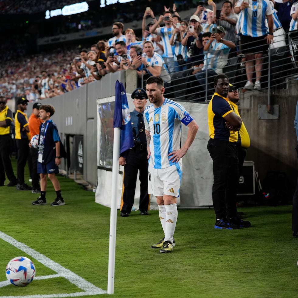 El delantero argentino Lionel Messi cobra un tiro libre durante el partido contra Chile por el Grupo A de la Copa América.
