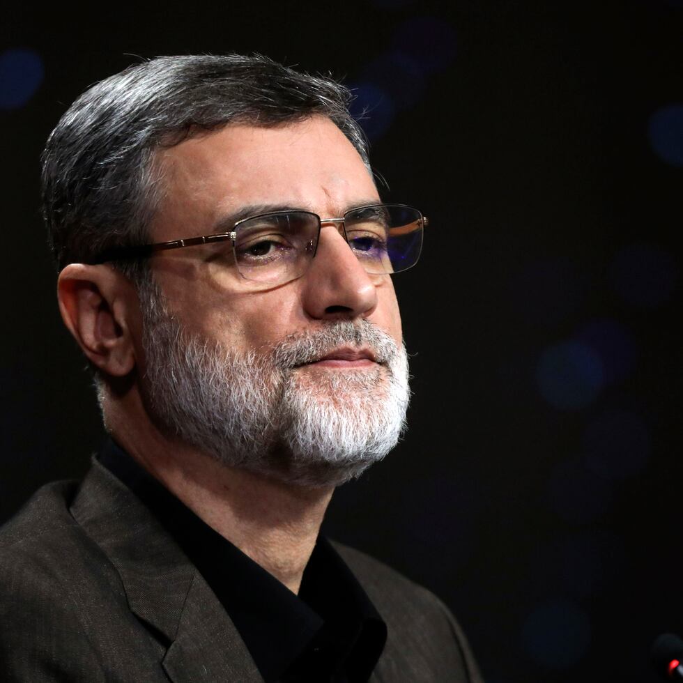 El aspirante a la presidencia, Amirhossein Ghazizadeh Hashemi, que fue vicepresidente del fallecido presidente Ebrahim Raisi, asiste a un debate entre candidatos en un plató de televisión en Teherán, Irán.