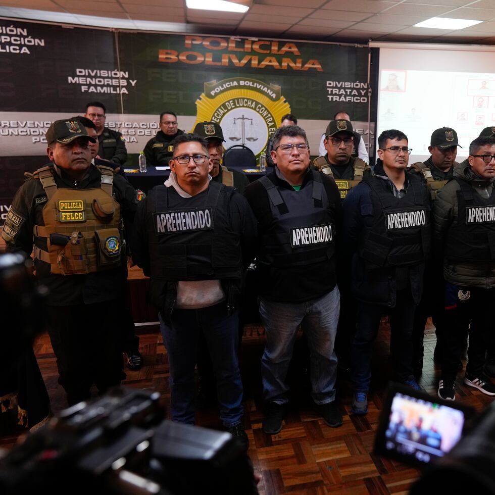Varios detenidos por su presunta participación en el intento fallido de golpe del día anterior presentados ante la prensa en La Paz, Bolivia
