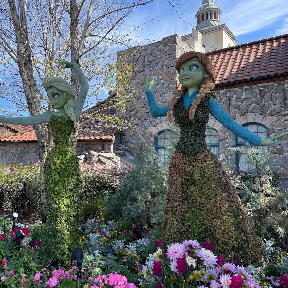 Los jardines y espacios del parque se llenan de miles de flores, árboles frutales y de vegetales, recreando la vista y haciéndose parada obligada para fotos, prácticamente desde la entrada. En la foto, Ana y Elsa de Frozen en el pabellón de Noruega.