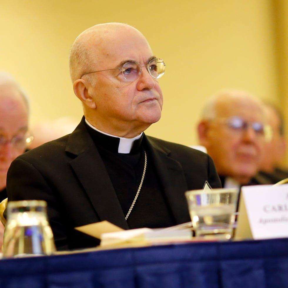 El arzobispo en los últimos años no ha escondido su confrontación con el papa Francisco y en 2018 le acusó abiertamente de conocer los abusos sexuales del cardenal estadounidense Theodore McCarrick.