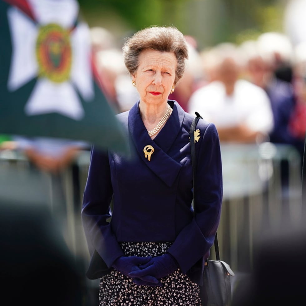 La princesa británica Ana asiste a una ceremonia por el 80 aniversario del Día D en la Place des Canadiens en Bretteville-l'Orgueilleuse, Normandía, Francia, el miércoles 5 de junio de 2024.
