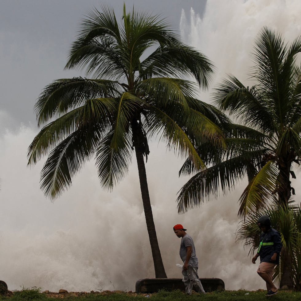 El fuerte oleaje producido por el paso del huracán Beryl golpea contra el malecón el martes. Las lluvias causadas por el huracán Beryl en el sur y suroeste del país obligaron al desplazamiento de 37 personas en varios puntos del país. 
