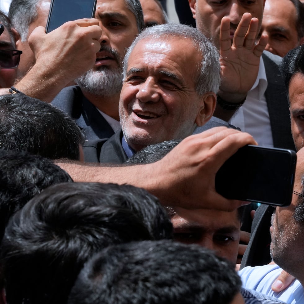 Pezeshkian se alineó con otros personajes moderados y reformistas durante su campaña para reemplazar al fallecido presidente Ebrahim Raisi, un conservador protegido de Jamenei que perdió la vida en un choque de helicóptero en mayo.