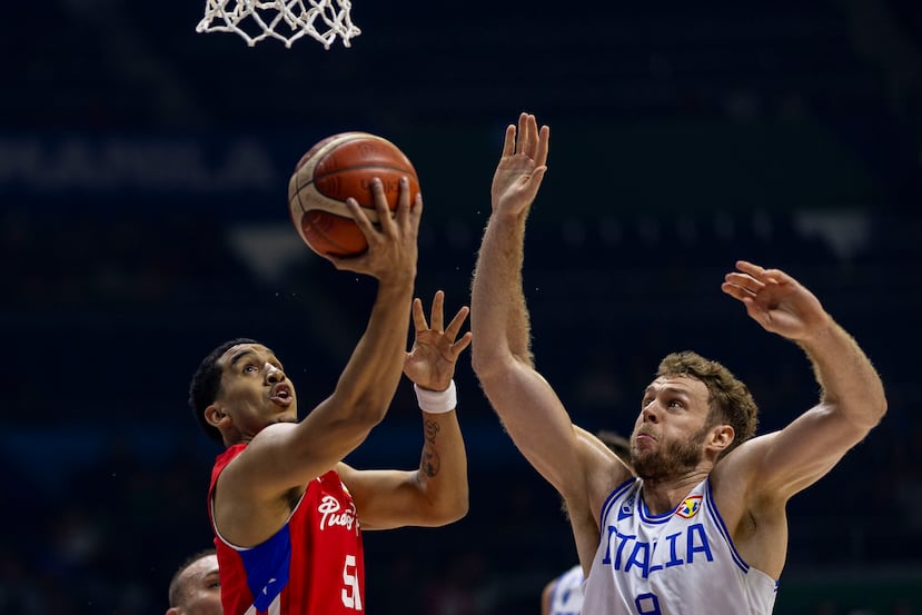 Tremont Waters ataca el canasto en el partido ante Italia de segunda ronda en el Mundial de FIBA en 2023.