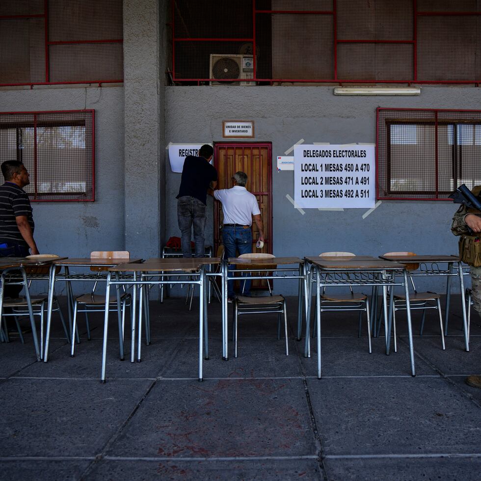 Una soldado vigilaba el sábado el montaje de un centro electoral en el Estado Nacional, en Santiago, previo a la consulta constitucional del domingo.