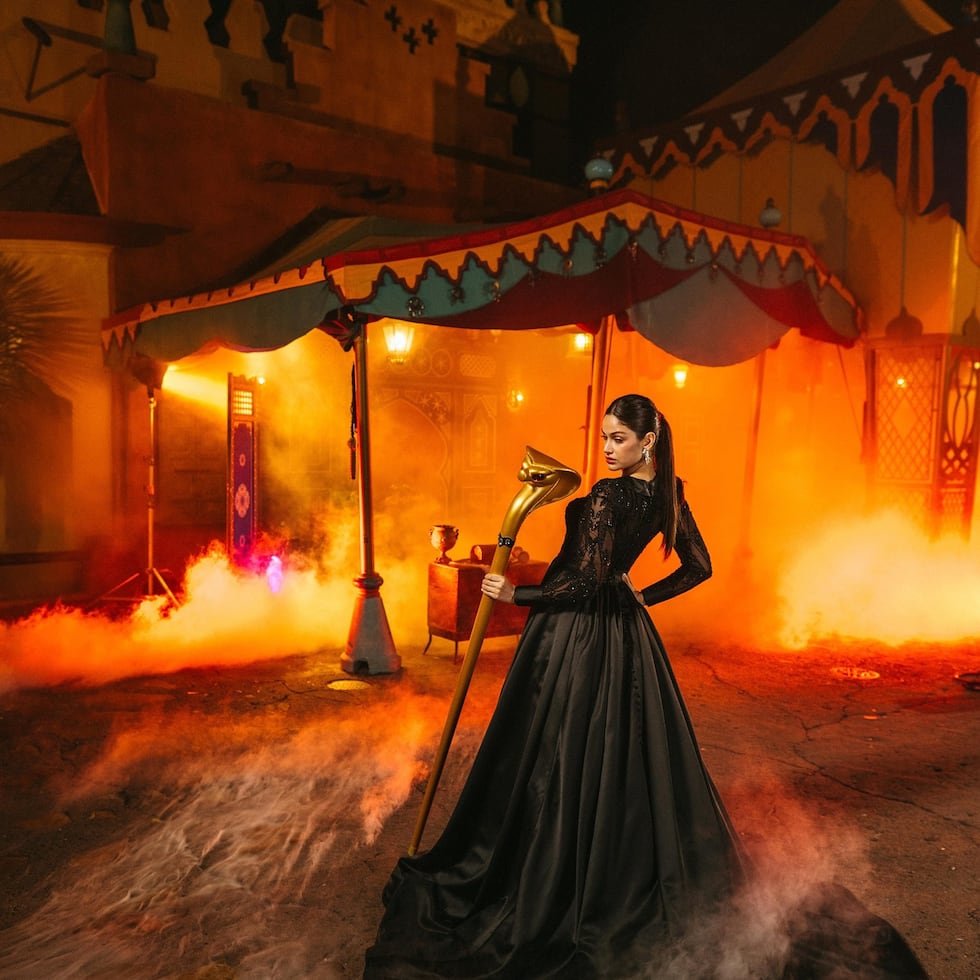 Fotografía cedida por Disney donde aparece una modelo luciendo el nuevo vestido de novia de la princesa, inspirado en la villana de 'Aladdin', durante la presentación de la "Colección de Bodas de Cuentos de Hadas de Disney 2024".