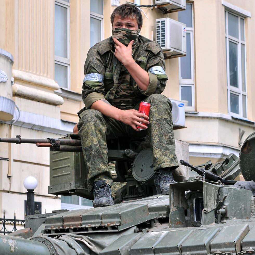 Miembro del amotinado grupo de mercenarios rusos Wagner encima de un blindado tras tomar el control de la ciudad de Rostov, en el sur de Rusia.