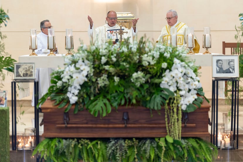 Monseñor Antonio José Vázquez Colón, mejor conocido como padre “Tito” (al centro), ofició la ceremonia.