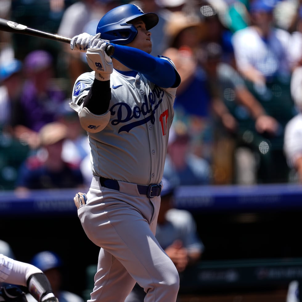 Shohei Ohtani, de los Dodgers de Los Ángeles, batea un jonrón solitario en el primer inning.