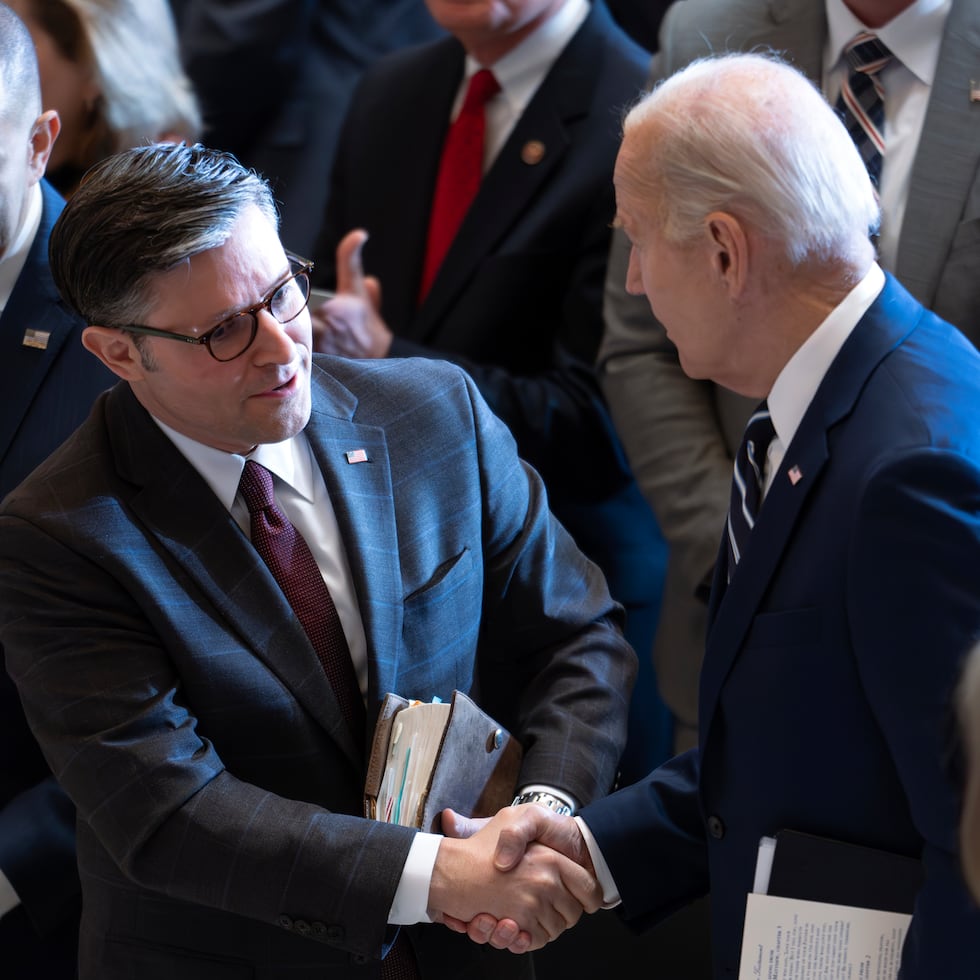 El presidente Joe Biden (derecha) saluda al speaker de la Cámara de Representantes, el republicano Mike Johnson, en un evento, en febrero, en el Congreso.