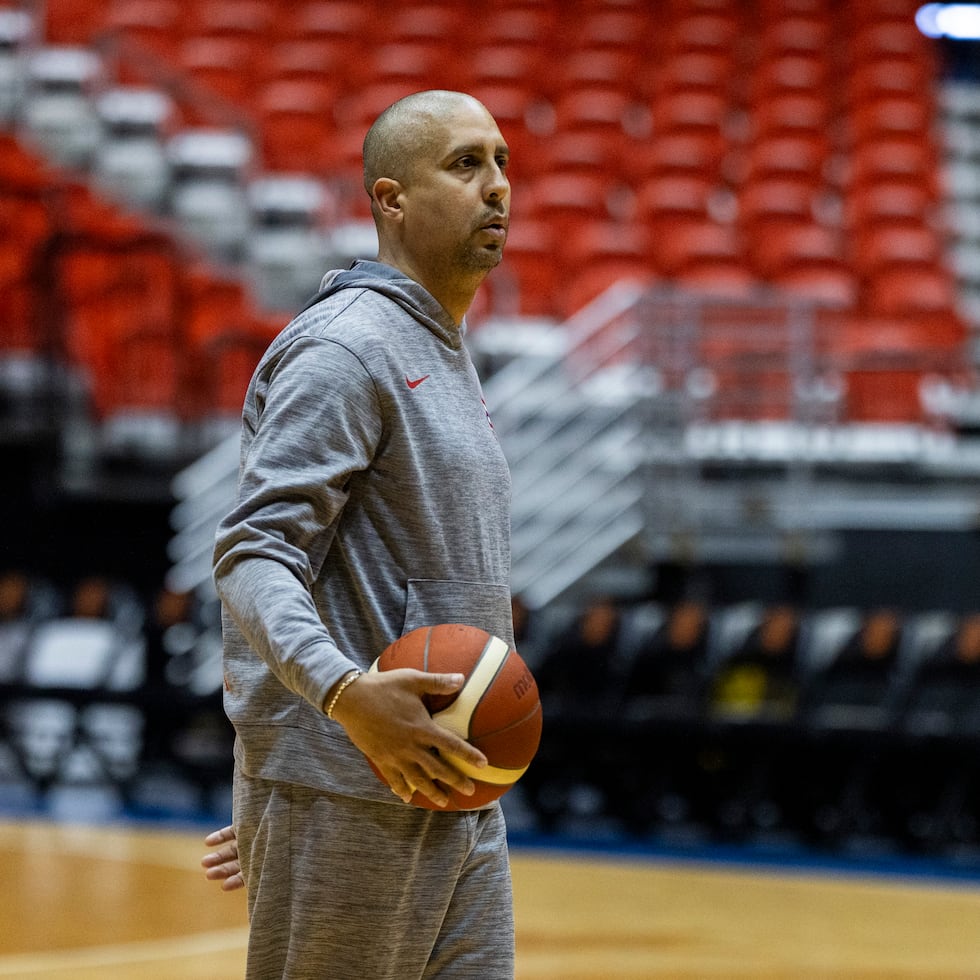 El entrenador Nelson Colón observa uno de los entrenamientos de la Selección Nacional de baloncesto.