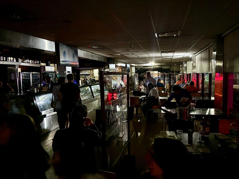 Comensales de un restaurante y panadería en Ocean Park continuaron su cena a oscuras por un momento hasta que el generador eléctrico entró en funcionamiento.