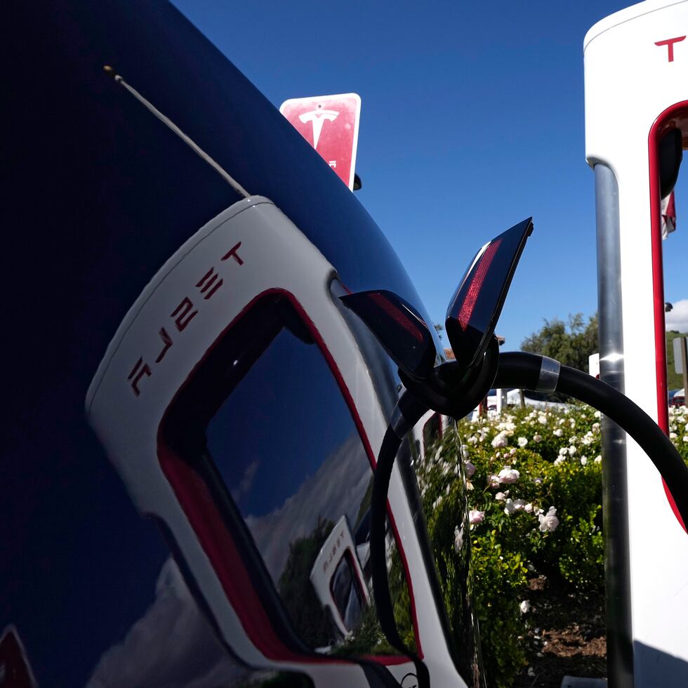 Tesla, líder actual del mercado de vehículos eléctricos, redujo los precios de sus populares vehículos en varias ocasiones a lo largo del año, lo cual obligó a otros fabricantes a intentar seguirle el ritmo.