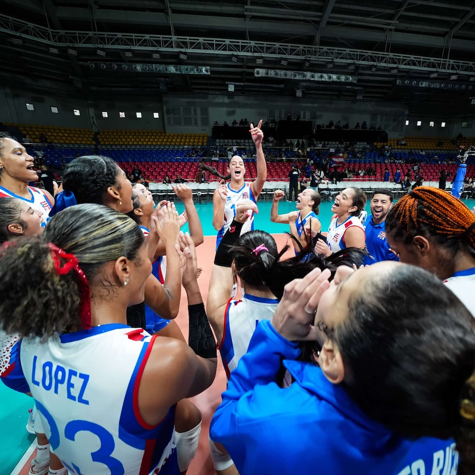 La Selección Nacional de Voleibol Femenino celebra su victoria en semifinales sobre las belgas.
